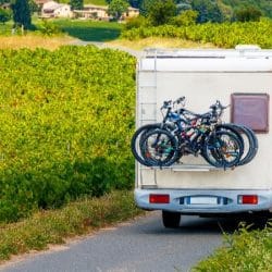 Camper rijdt over landweg