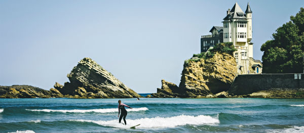 Die Küste von Biarritz ist ein bekannter Hotspot für Surfer