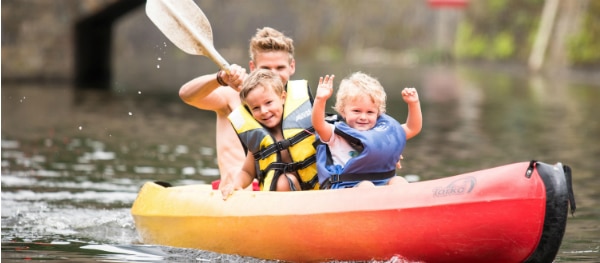 Kanovaren met kinderen in de Belgische Ardennen