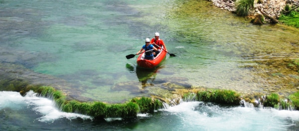 Kajakken over de Zrmanja rivier in Kroatië