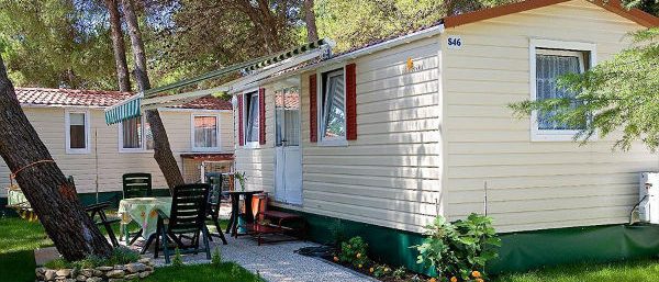 Een van de mobile homes op Camping Adria