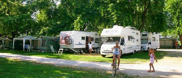 Een van de kampeerplaatsen op Camping Terme Ptuj