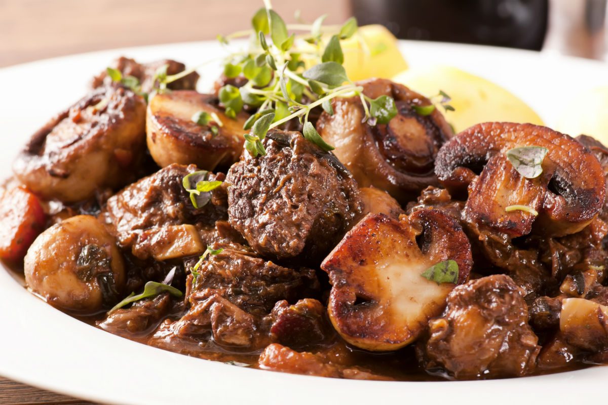 Heerlijk genieten van een traditionele boeuf bourguignon