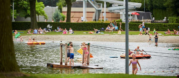 Recreatiepark De Leistert dispose d’une piscine extérieure, d’un bassin subtropical à l’intérieur et d’un étang de loisirs