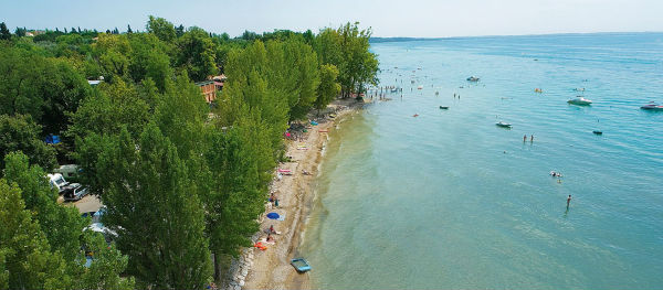 De zee en de boten rondom Camping Cisano/San Vito