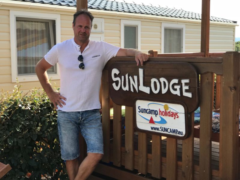 Pieter bij een SunLodge