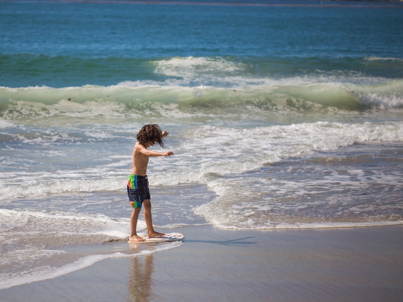 Skimboarden, je kind kan er de hele dag zoet mee zijn