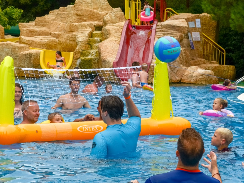 Volleybal in het zwembad, leuk voor jong en oud!