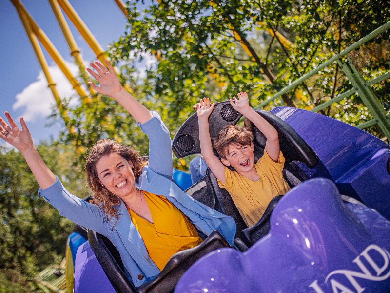 In Toverland geniet je met de hele familie van allerlei soorten achtbanen en attracties.