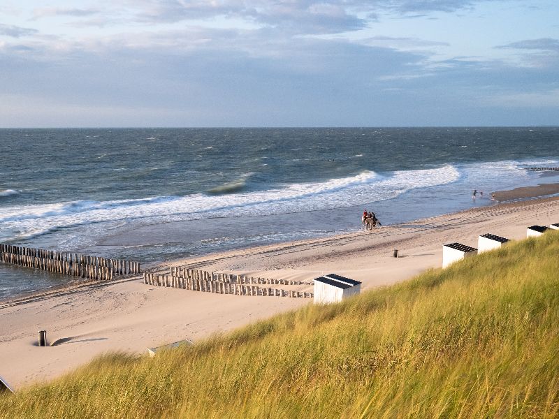 Het strand in Domburg is te herkennen aan de karakteristieke paalhoofdjes en strandhuisjes.