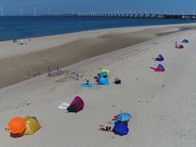 Echt Zeeuws: vanaf het Banjaardstrand zie je de Oosterscheldekering in de verte al liggen.