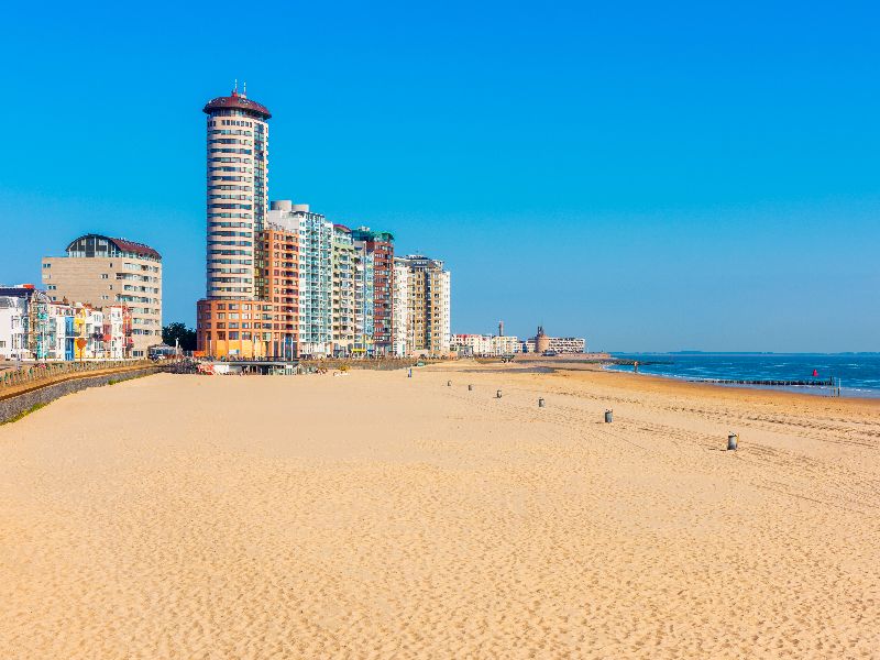 Na je dagje aan zee direct de gezellige boulevard van Vlissingen op? Het Nollestrand ligt direct aan de promenade.