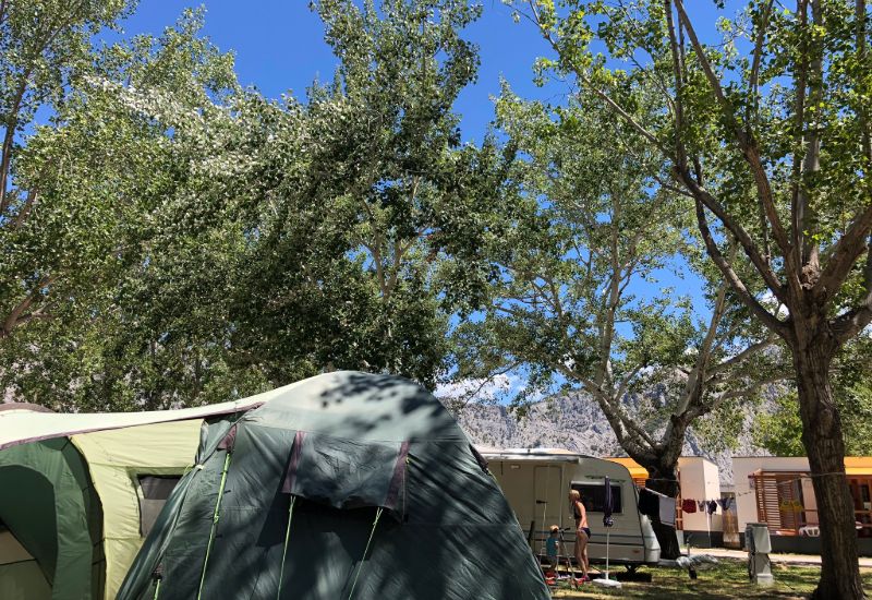 Tenten op camping Galeb
