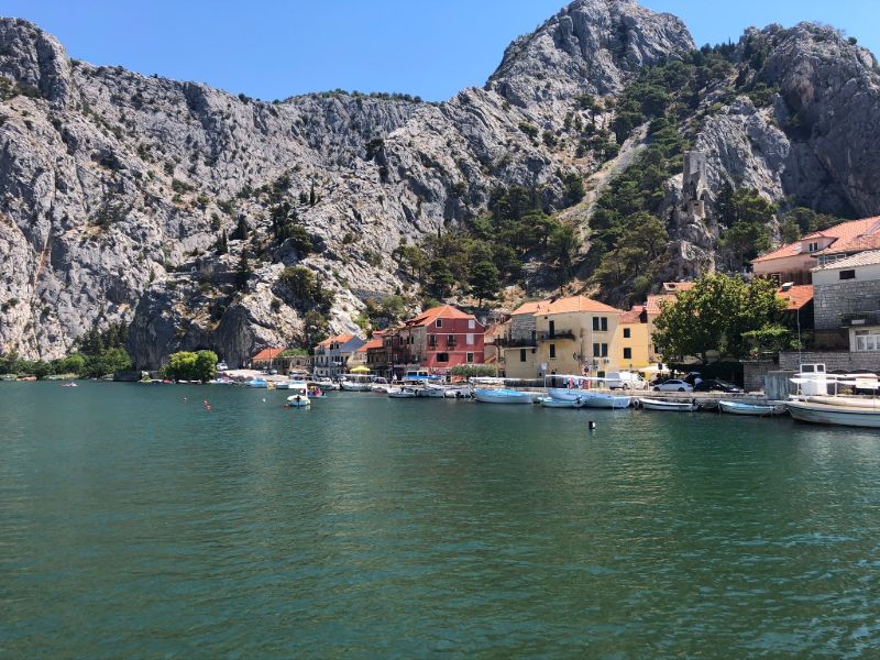 De stad Omiš aan de monding van de Cetina.