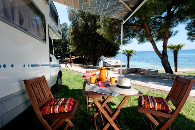 Officiële campings of camperplaatsen hebben veel voordelen. Zoals hier bijvoorbeeld, direct aan zee op Camping Porto Sole in Kroatië.
