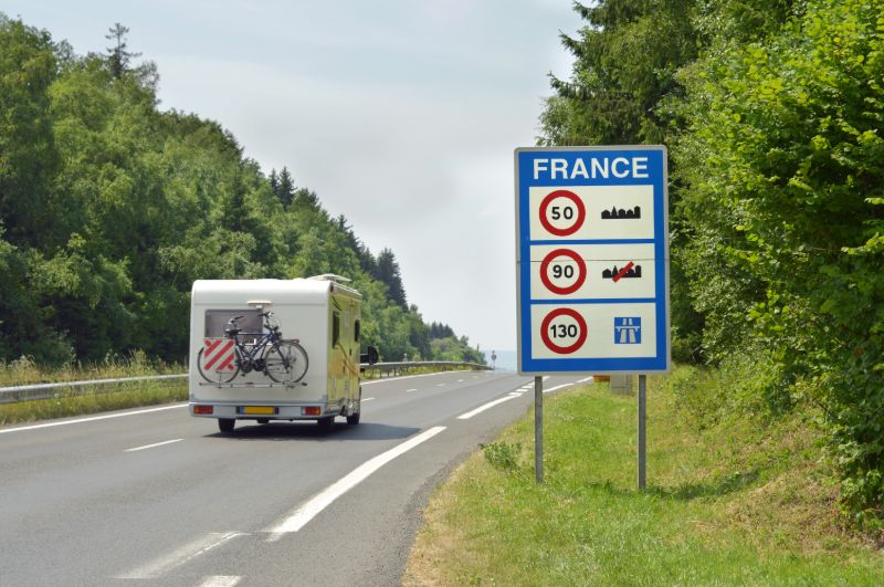 De snelheidslimiet verschilt van land tot land. Zoek dit dus uit voordat je op pad gaat.