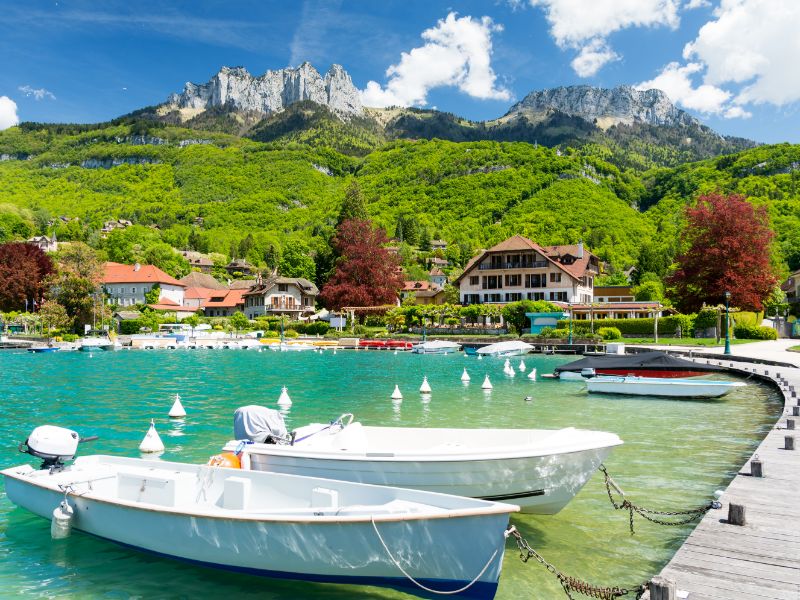 Aan het Meer van Annecy vind je tal van mooie strandjes, baaitjes en haventjes zoals hier in Talloires.