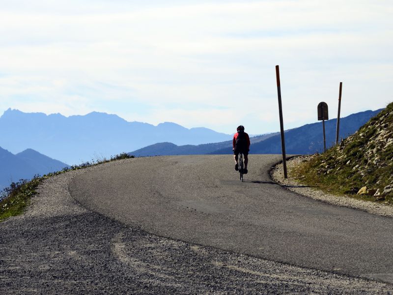 Cycling the ‘voie verte’ around Lake Annecy will not give you sore legs. But climbing one of the mountains around the lake, such as the Semnoz, is somewhat more challenging.