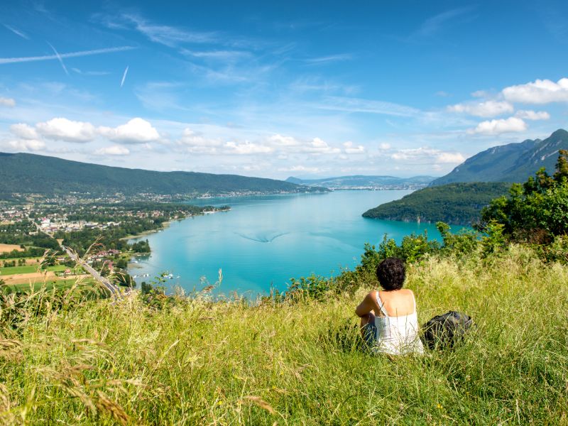 Picnicking in the Alps is wonderfully relaxing. Try to stay in the neighbourhood of the lake, so that you can enjoy the view!