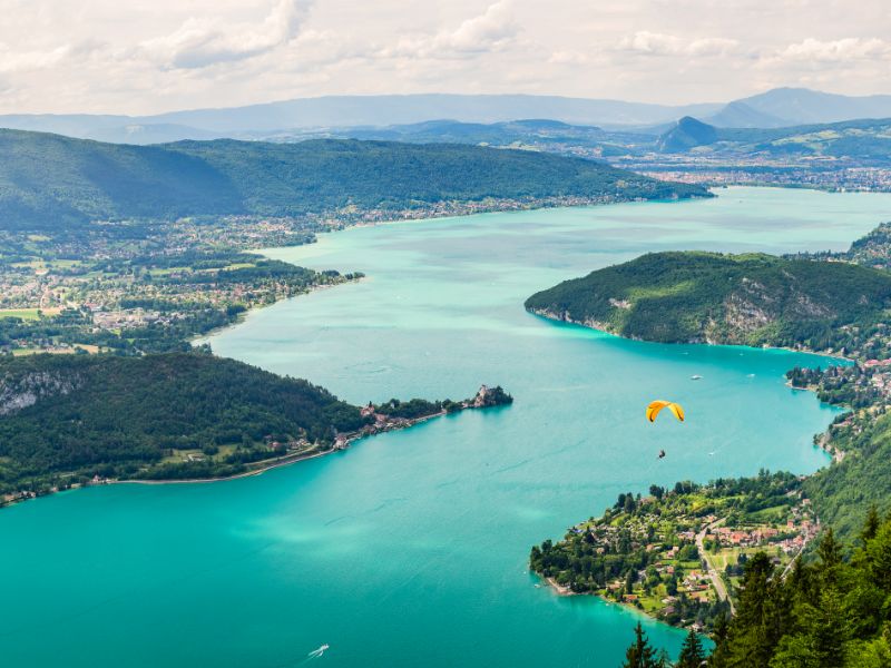 Lake Annecy is also an ideal location for several adventurous sports. Doussard is known as a departure point for paragliders.