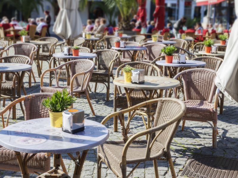 Na een dagje shoppen even lekker bijkomen met een hapje of drankje op het terras. In de Nederlandse steden kan het weer.