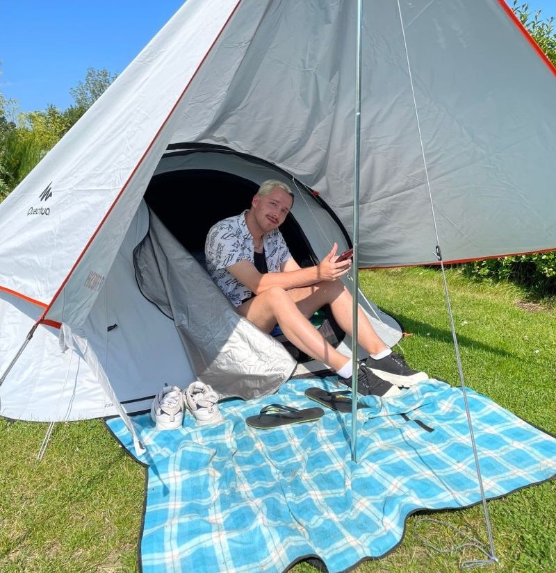 Jorik and Pim borrowed a tent from friends.