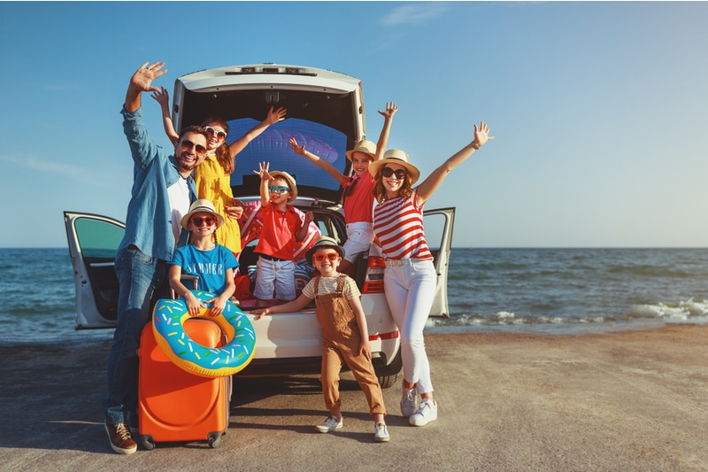 Grote familie bij de auto