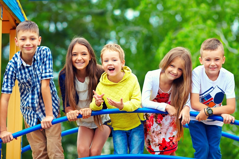 vijf kinderen in de speeltuin