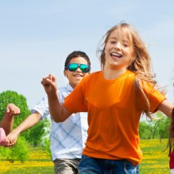 Kinderen op een grasveld