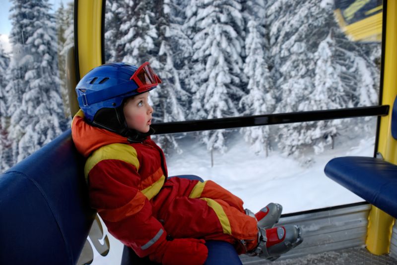 Kleine jongen in skigondel