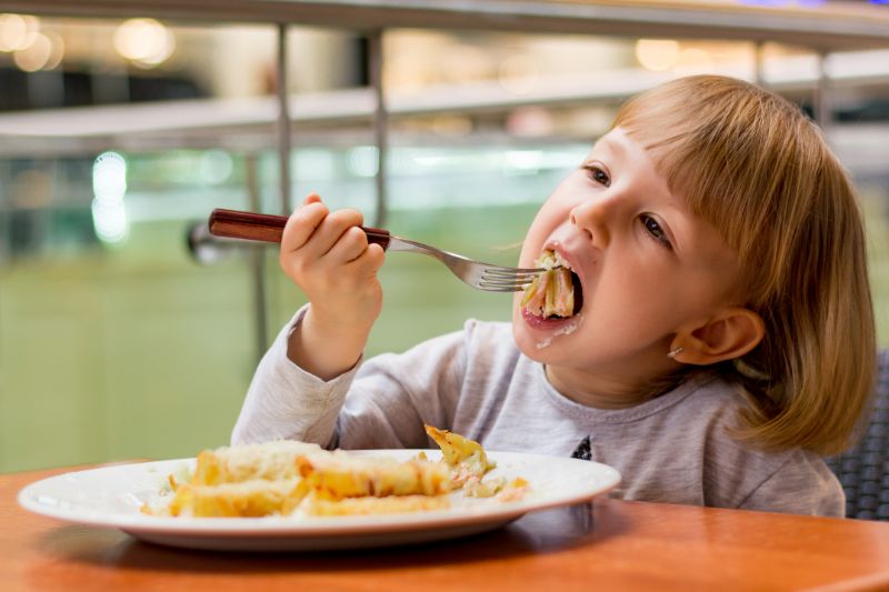 Meisje eten pannenkoeken