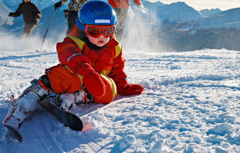 Kleine jongen leert skiën