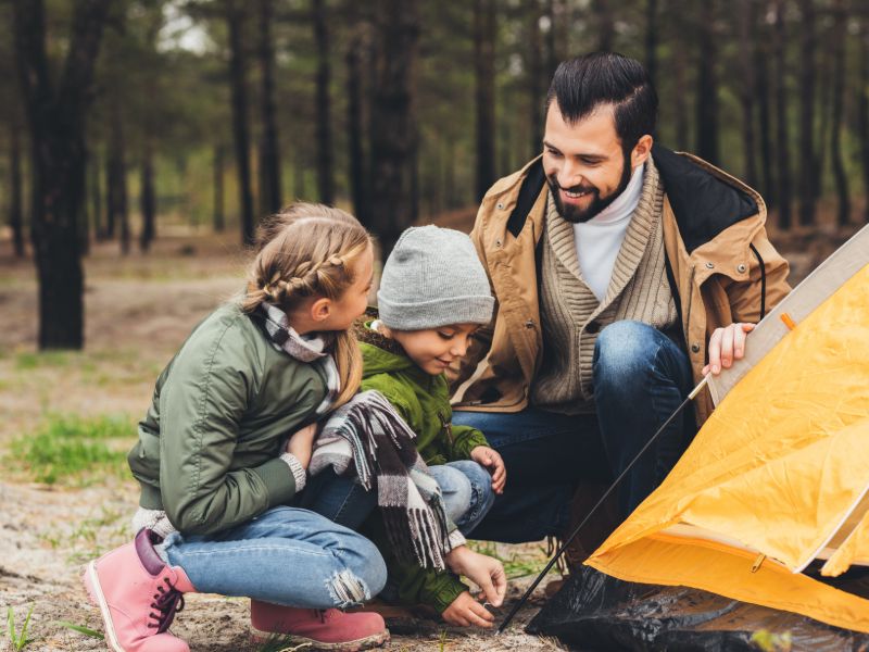 Samen de tent opzetten tijdens een eenoudervakantie 