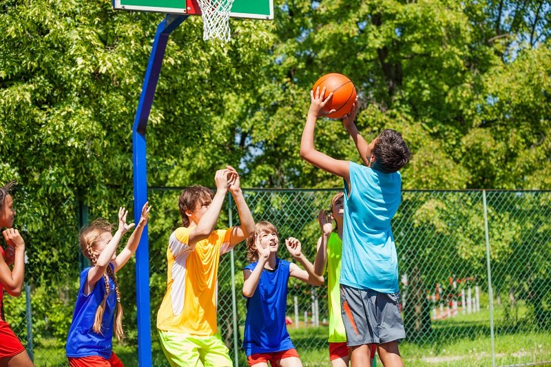 Lekker samen basketballen. Wie gaat er winnen?