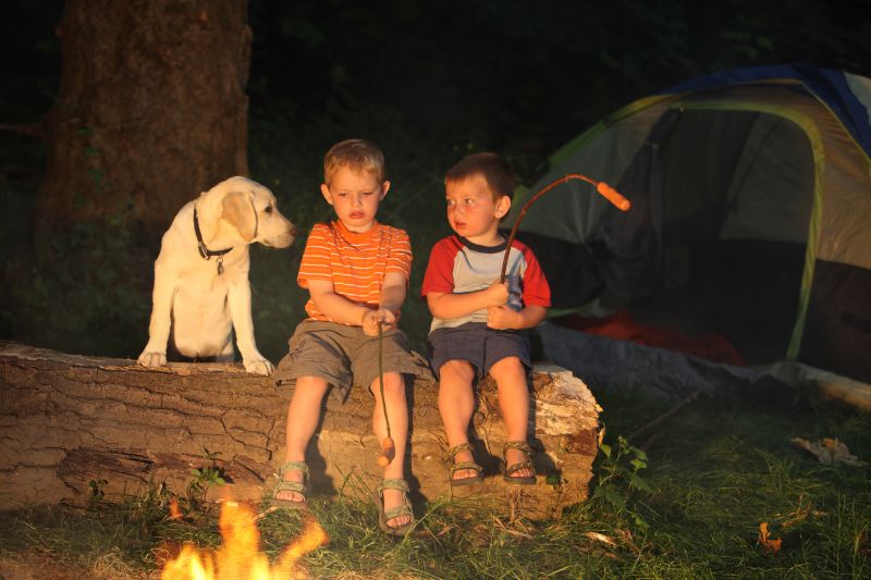 Gemeinsam lässt man die Abende auf dem Campingplatz ausklingen.