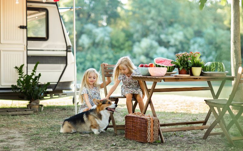 Kinder freuen sich immer, wenn der Hund auch im Urlaub mit von der Partie ist.