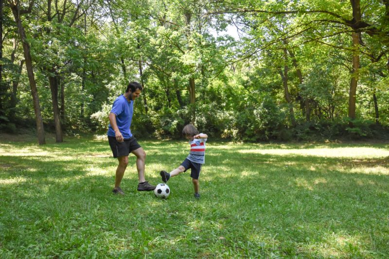 Vader en zoontje voetballen