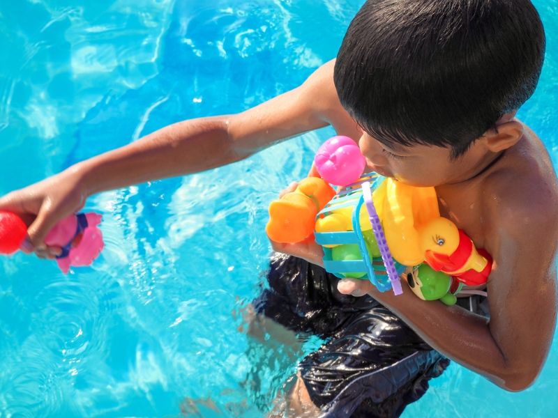 Jongen met waterspeelgoed