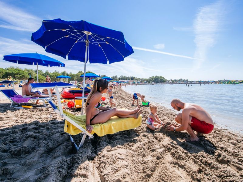 Zandkastelen bouwen bij Camping Zaton Holiday Resort.