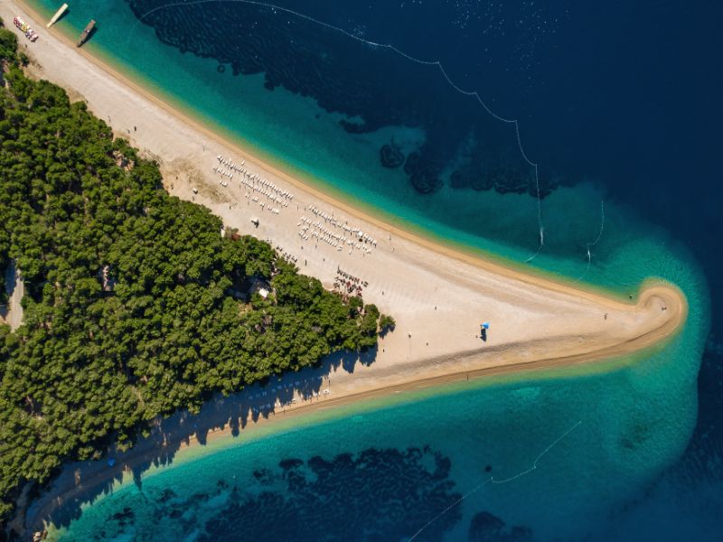 Zand- en kiezelstrand Zlatni Rat.