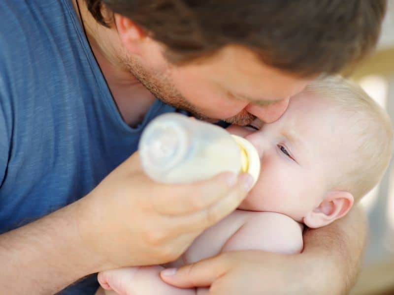 Vader geeft baby een flesje