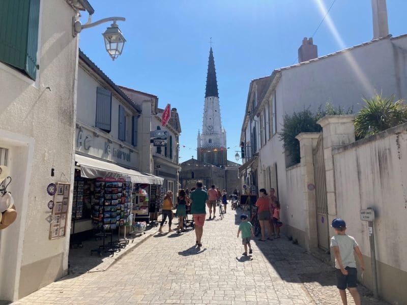 Een gezellig straatje in Plus Beaux Village Ars-en-Ré.