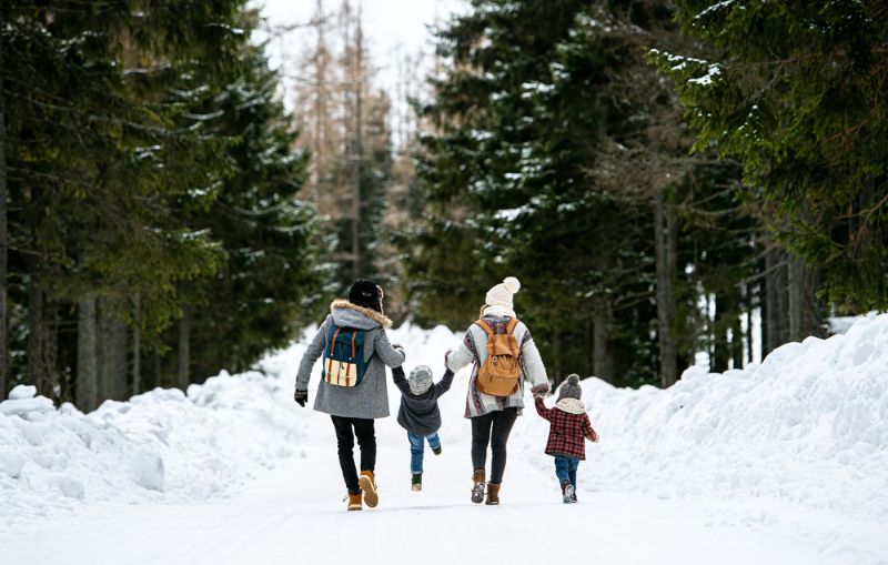 Winterwandeling: gezin in de sneeuw