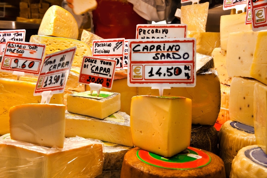 Op Italiaanse markten vind je allerlei soorten kaas