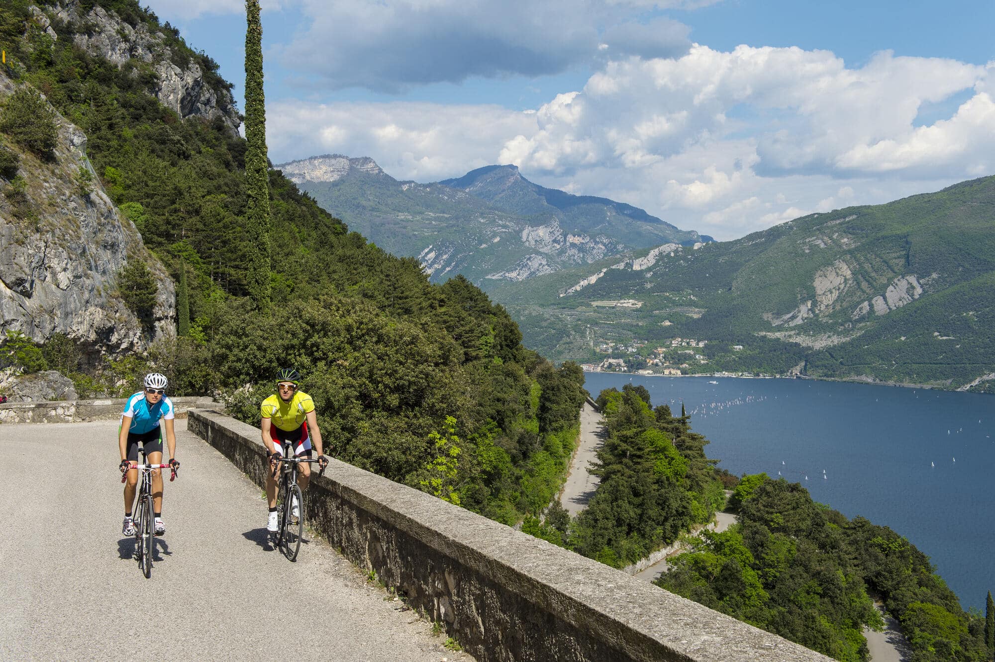 Wielrenners fietsen over een bergweg