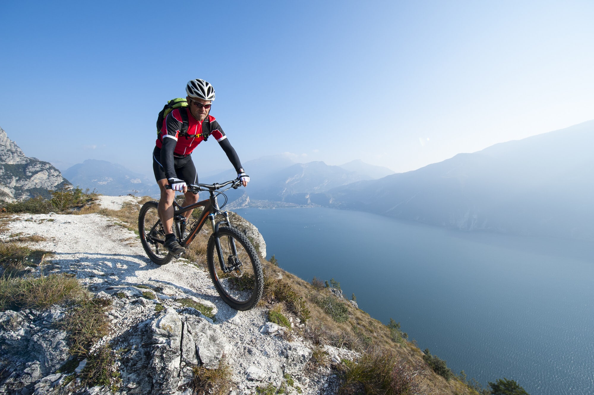 Mountainbiker boven op een berg aan het Gardameer