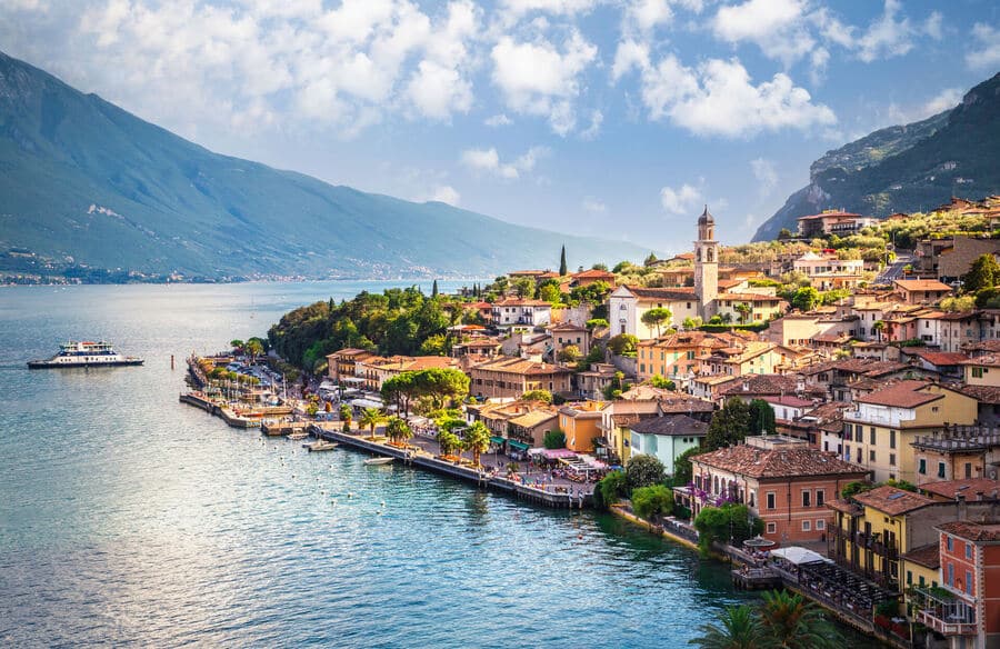 Uitzicht op de kade van het dorpje Limone sul Garda