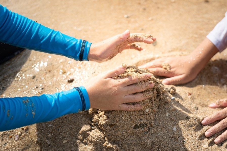 Kinderen maken een zandkasteel