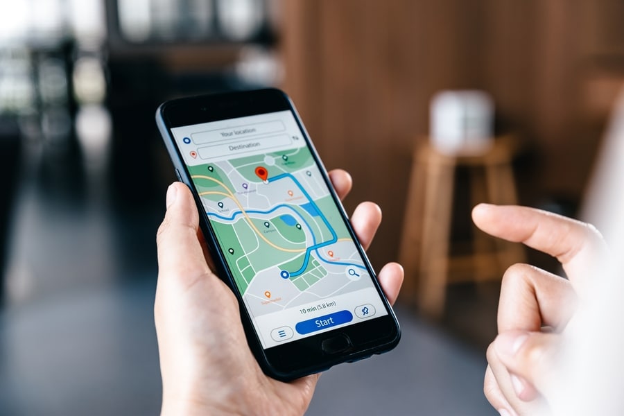 een smartphone met een geopende navigatie-app