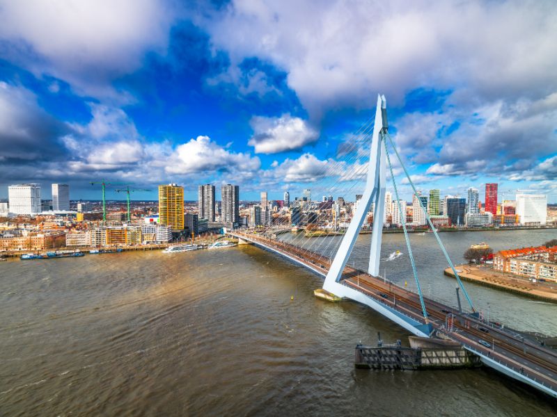 Skyline von Rotterdam mit Brücke in Südholland